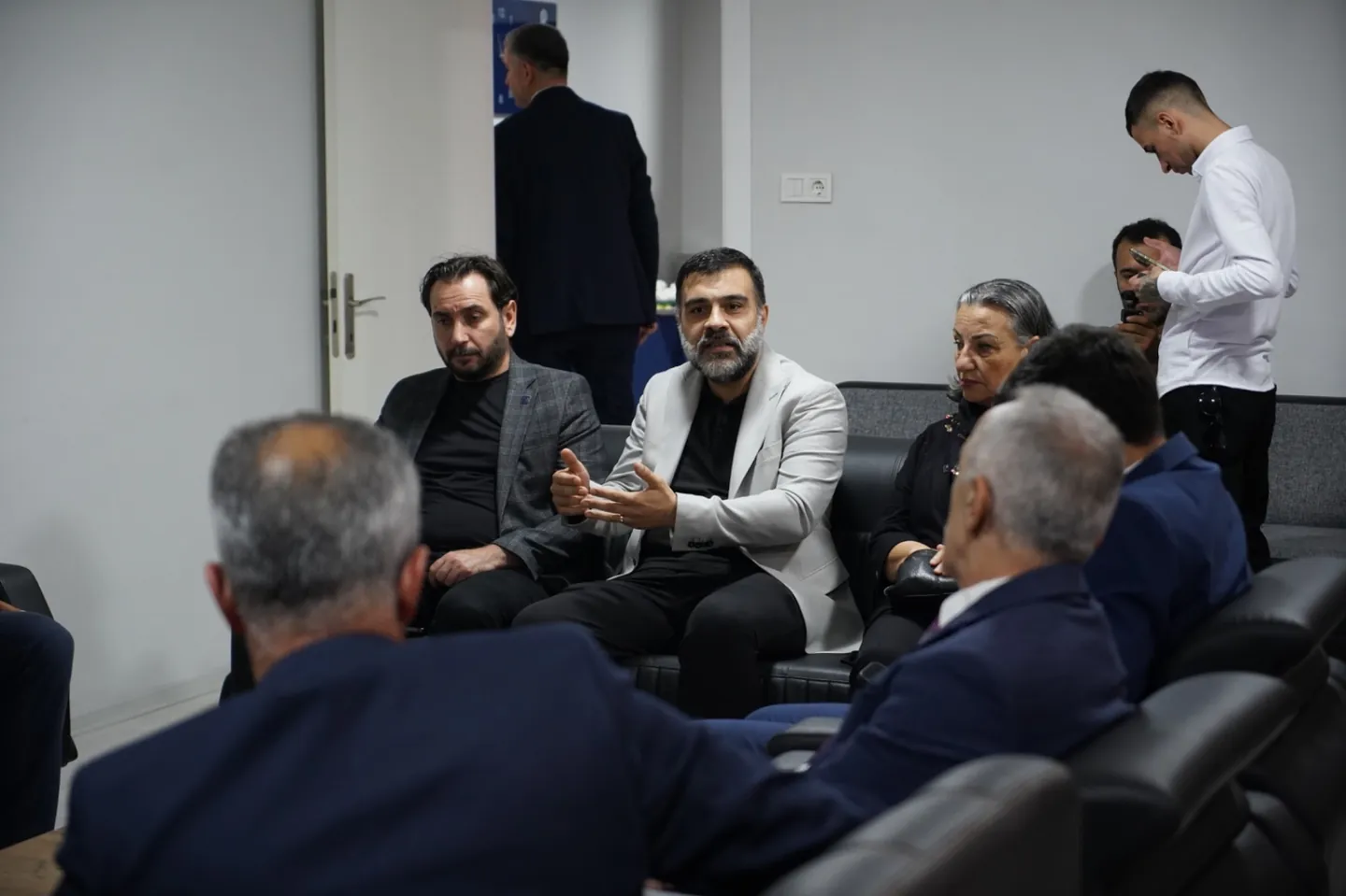 Yaver Arancıoğlu bir toplantıda katılımcılarla konuşurken