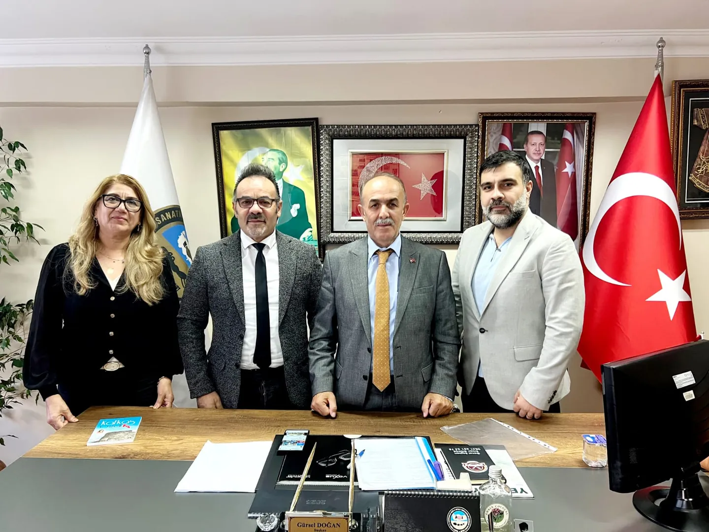 Çalışma arkadaşları ile toplantı masasında