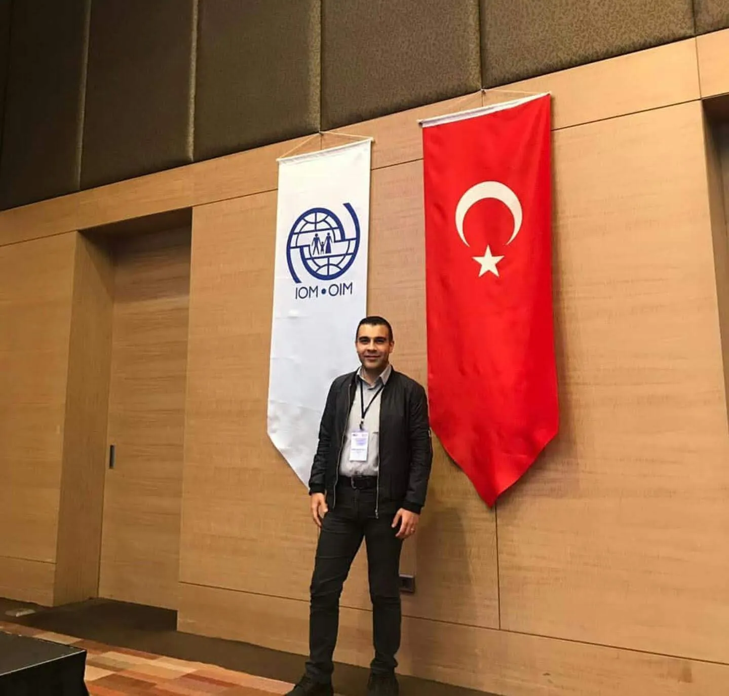 Etkinlik salonunda Türk bayrağının önünde