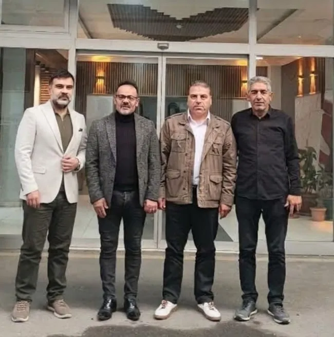Bir grupla bina önünde