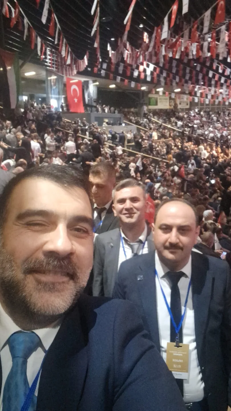 Kalabalık etkinlikte katılımcılarla