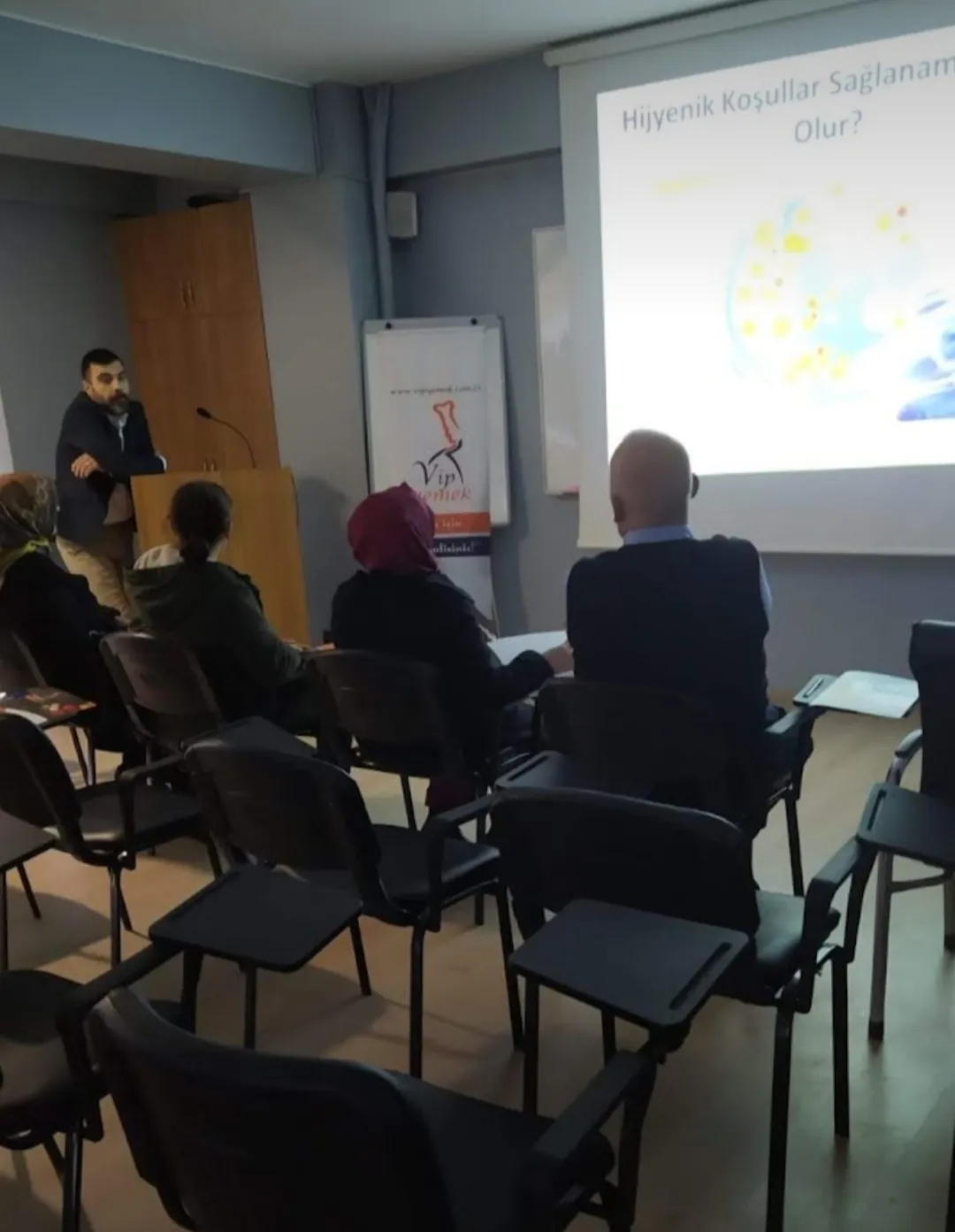 Katılımcılar toplantı odasında sunum izlerken