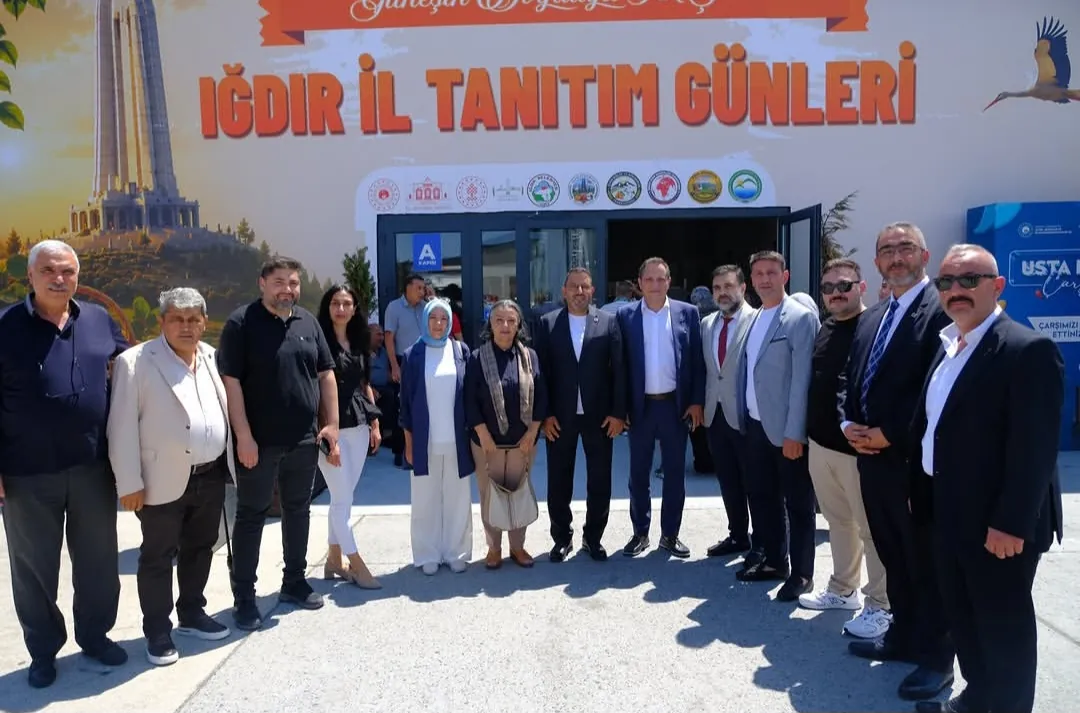 Grup katılımcılarla açık hava etkinliğinde