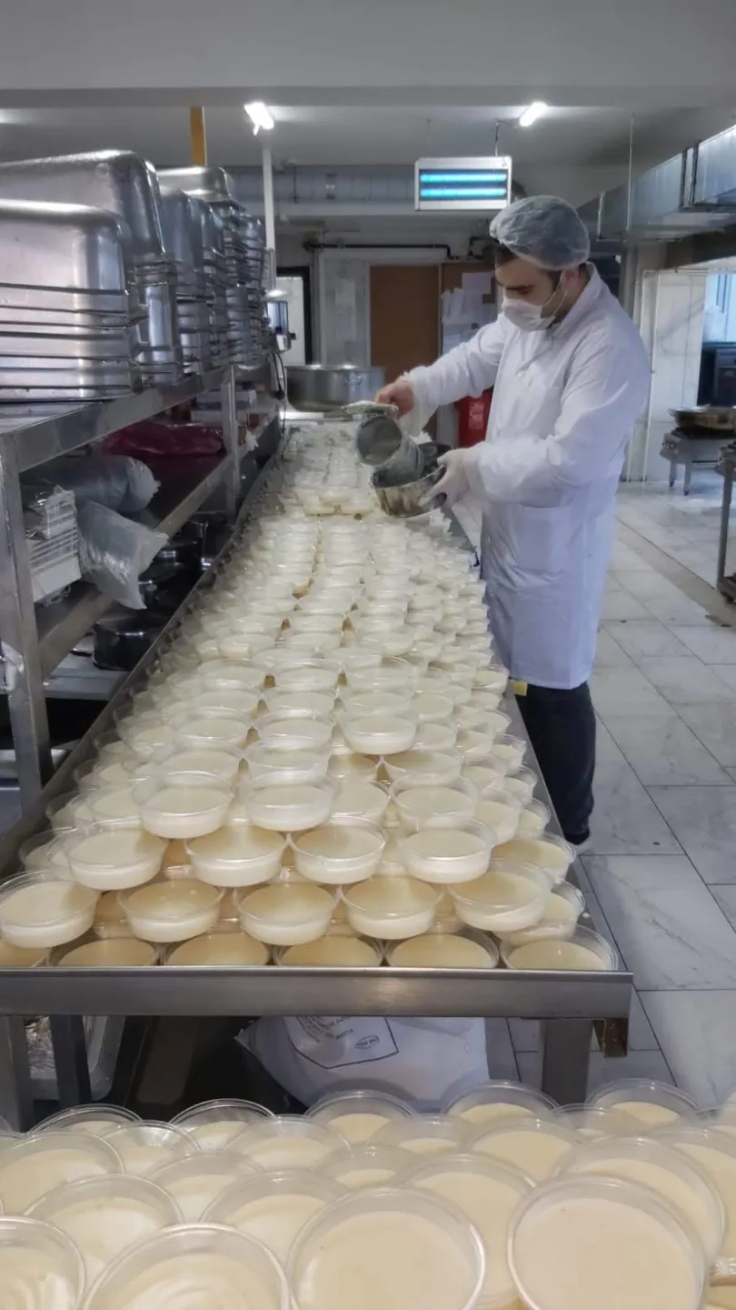 Gıda üretim alanında çalışan görevli