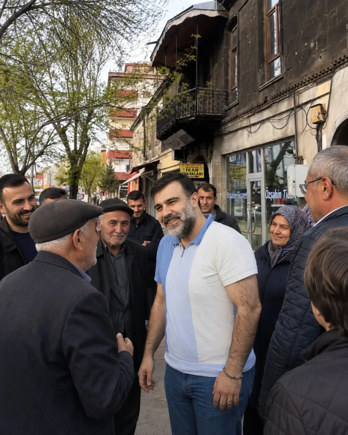 Sokakta grup katılımcılarla