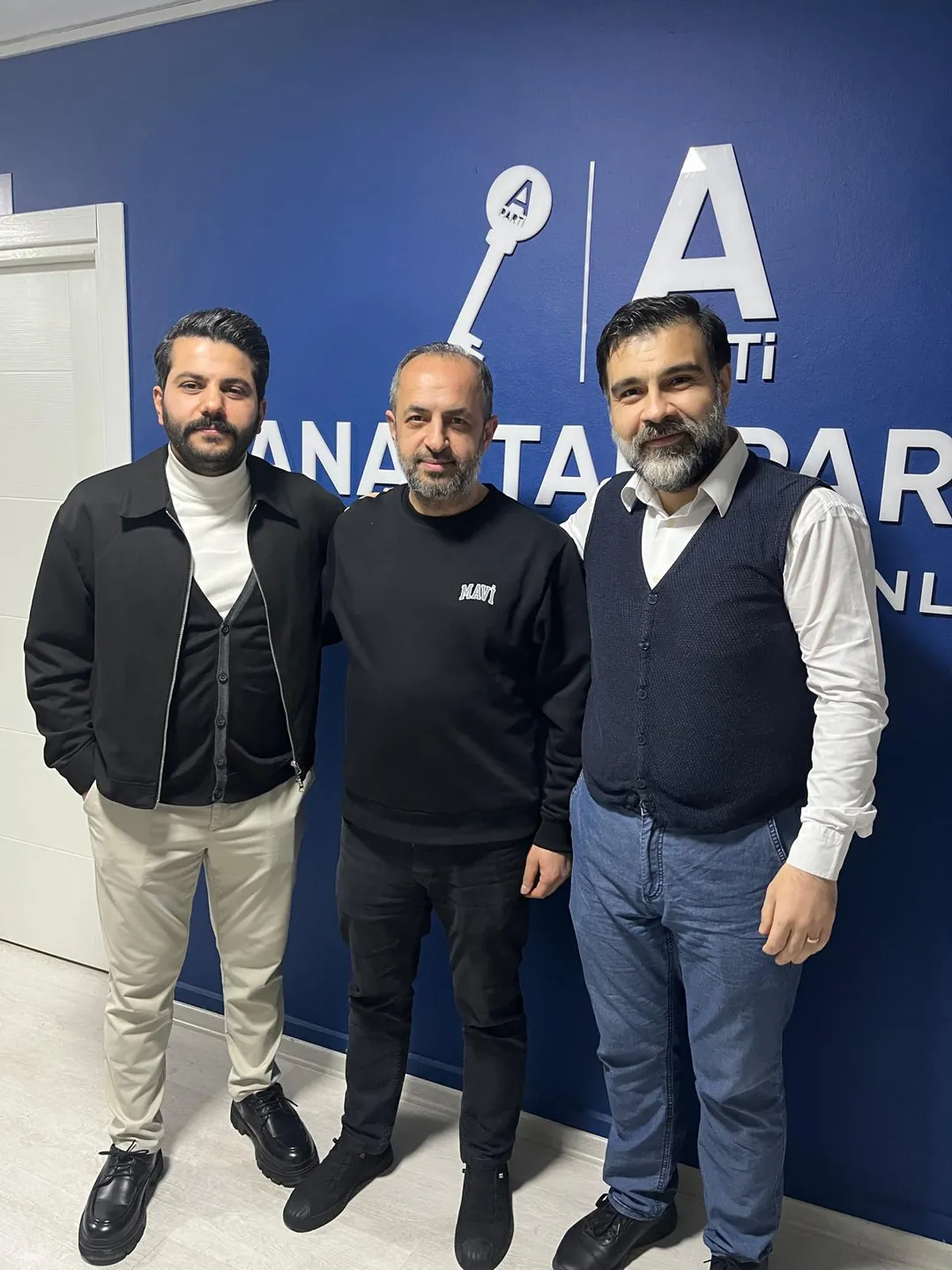 Çalışma arkadaşları etkinlik panosu önünde