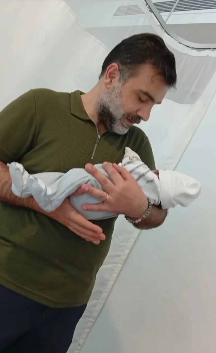 Bebeğini kucağında tutarken